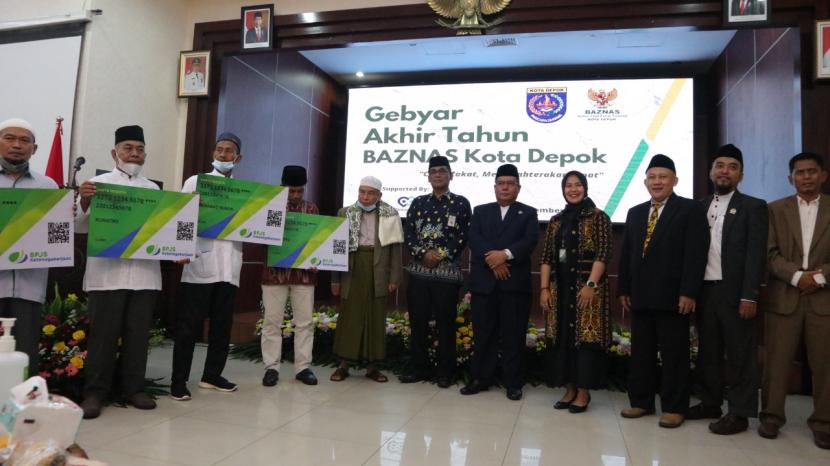 Baznas Kota Depok menyelenggarakan acara Gebyar Akhir Tahun dengan menyalurkan dana zakat sebesar Rp 2,2 miliar kepada 1.511 orang penerima manfaat, Rabu (21/12/2022).