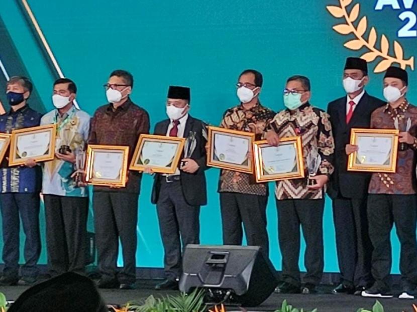 Baznas memberikan penghargaan kepada Kementerian Agama sebagai Lembaga Pendukung Zakat Terbaik 2022 dalam acara peringatan HUT ke-21 Baznas RI di Hotel Sultan, Jakarta, Senin (17/1/2022). 