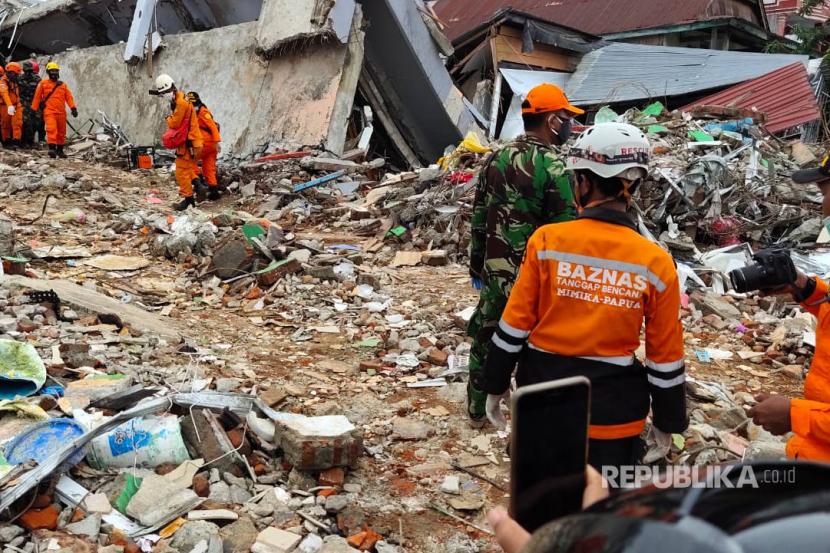 Baznas membuka layanan kesehatan di tiga titik dan dapur umum kepada korban gempa bumi di Sulawesi Barat, Ahad (6/1).