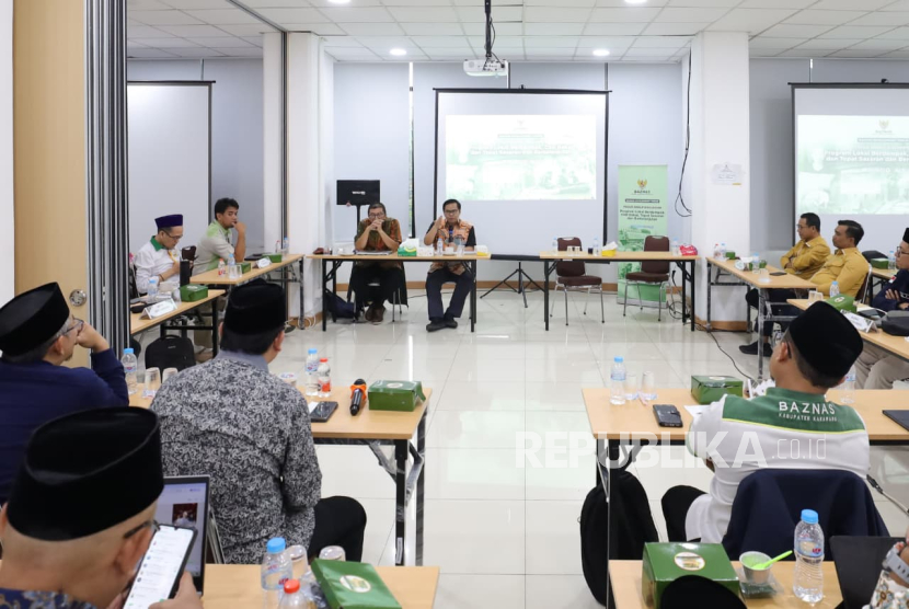 BAZNAS menawarkan kemitraan strategis dengan perusahaan, membantu perusahaan mencapai target sosialnya. 