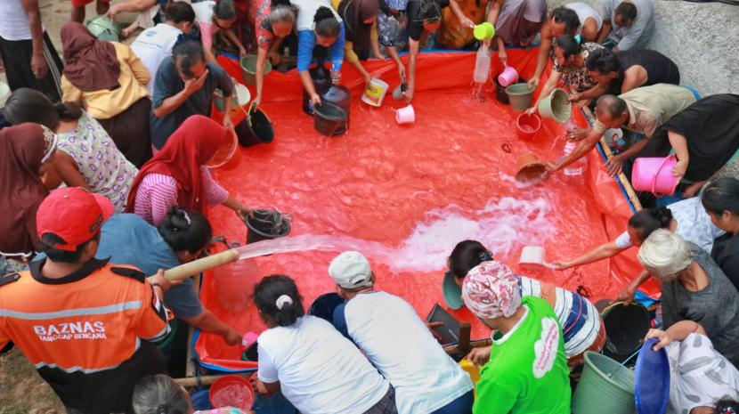 BAZNAS mendistribusikan air bersih di sejumlah wilayah di Bogor dan Rembang,