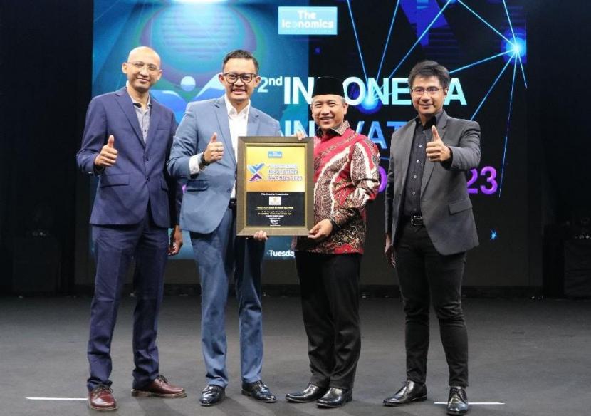 Baznas menerima penghargaan Indonesia Innovation Awards 2023 kategori Specialty Financing Industry yang diberikan oleh The Iconomics Media.