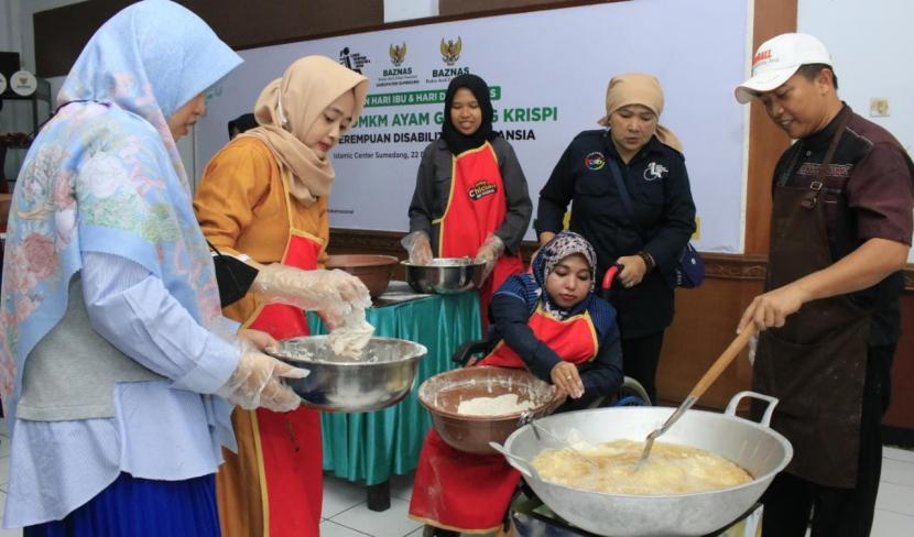 Baznas menggelar pelatihan UMKM ayam goreng krispi bagi perempuan disabilitas di Kabupaten Sumedang, Jawa Barat, Kamis (22/12/2022).