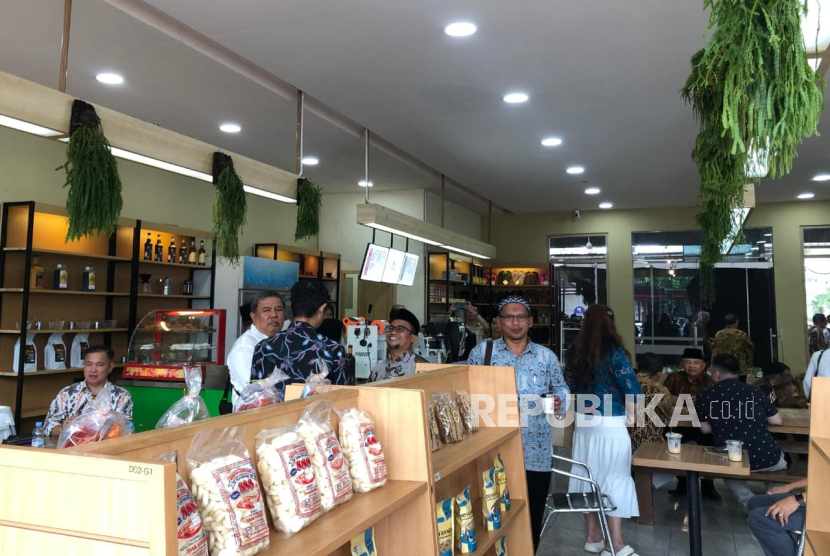 BAZNAS menghadirkan ZCorner di Rest Area KM 72, yang akan membuka akses lebih luas bagi masyarakat menunaikan zakat, infak, dan sedekah.
