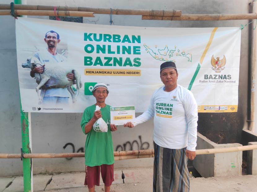 Baznas menjadi mitra pelaksana bantuan hewan kurban dari Maybank Indonesia.