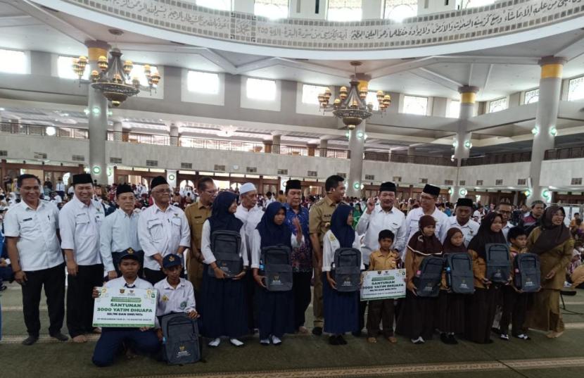 BAZNAS menyalurkan 3.000 bantuan kepada anak yatim dan dhuafa di Masjid Baitul Mutaqin Islamic Center Samarinda, Kalimantan Timur.