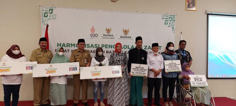 Baznas menyalurkan bantuan program paket Zmart di Kabupaten Demak, Jawa Tengah, Senin (21/11/2022).