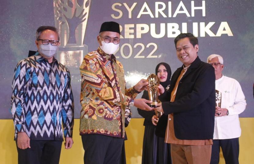 Baznas meraih penghargaan sebagai Lembaga Filantropi dengan Akuntabilitas Terbaik dalam acara Anugerah Syariah Republika (ASR) 2022.
