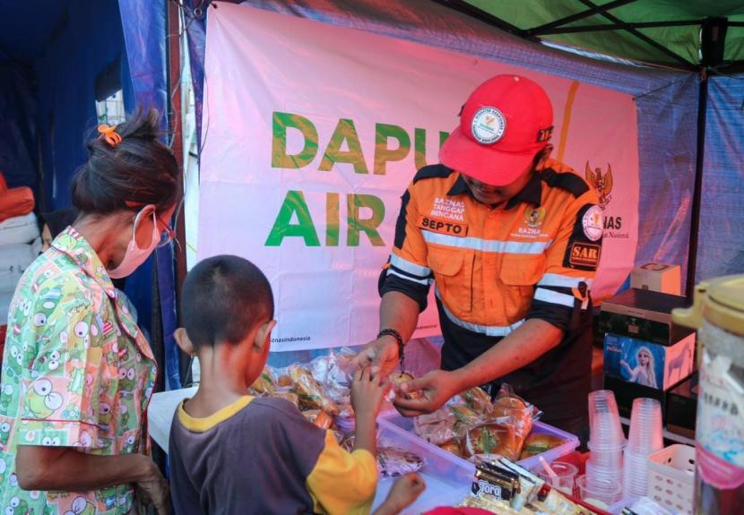 BAZNAS salurkan bantuan makanan siap saji kepada korban kebakaran di Kapuk Muara, Kecamatan Penjaringan, Jakarta Utara.