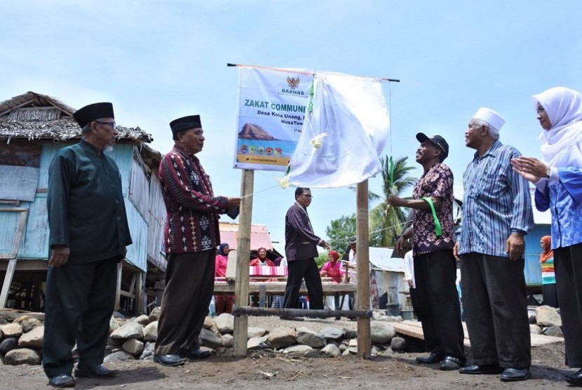 Baznas serahkan bantuan kapal dan alat tangkap ikan untuk nelayan NTT