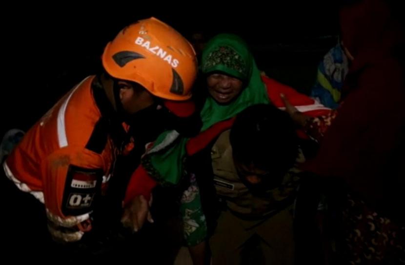 Baznas Tanggap Bencana (BTB) bergerak cepat untuk membantu evakuasi warga korban terdampak gempa yang mengguncang wilayah Kabupaten Cianjur.