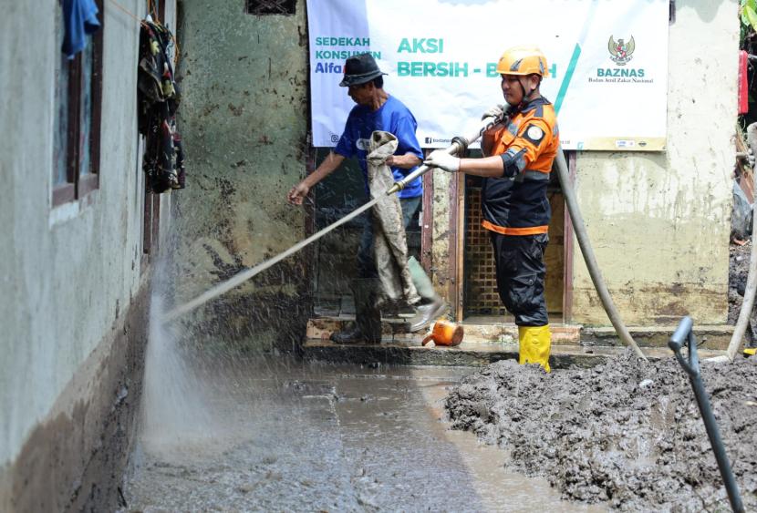 Baznas Tanggap Bencana (BTB) melakukan aksi resik dan mendistribusikan air bersih untuk disalurkan kepada masyarakat yang terdampak banjir bandang di wilayah Sumatera Barat (Sumbar).