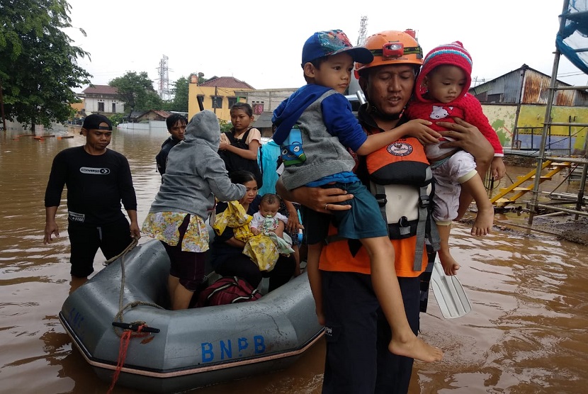 Baznas Tanggap Bencana melakukan evakuasi korban banjir di Jakarta, Selasa (25/2)