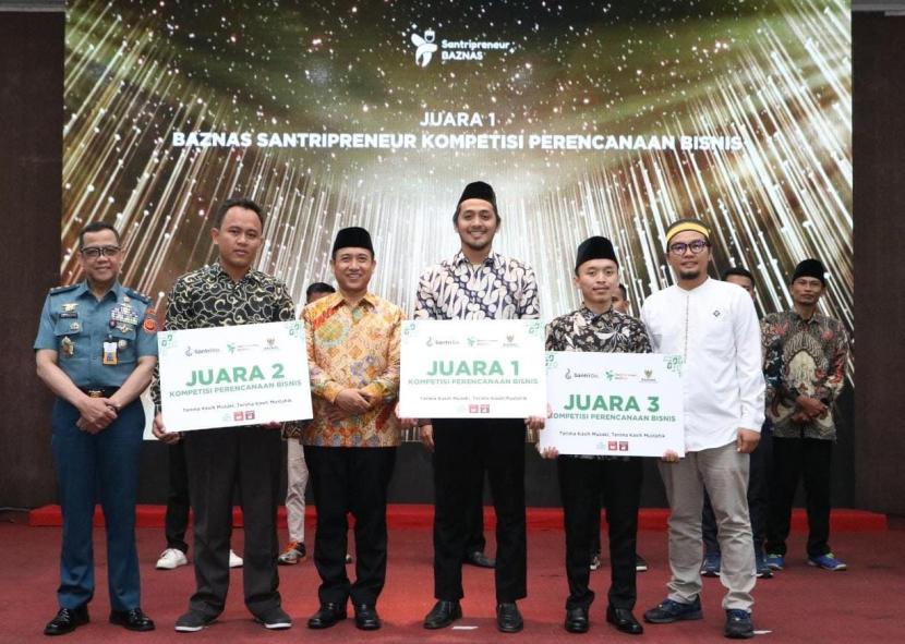 BAZNAS umumkan tiga santri pemenang Camp Kompetisi BAZNAS Santripreneur di Jakarta.