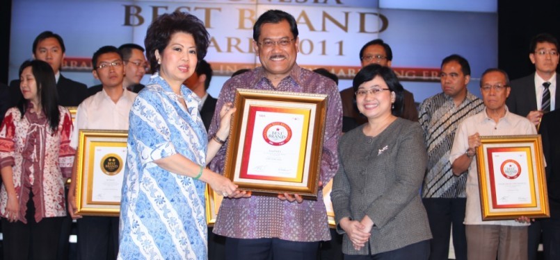 BBA 2011: Direktur Utama Telkomsel Sarwoto Atmosutarno (tengah) menerima penghargaan Indonesia Best Brand Award (IBBA) 2011 dari Direktur Sales & Marketing Metro TV Lestari Luhur (kiri) dan Wakil Pemimpin Umum Majalah SWA Zetta Saraswati di Jakarta (19/7).