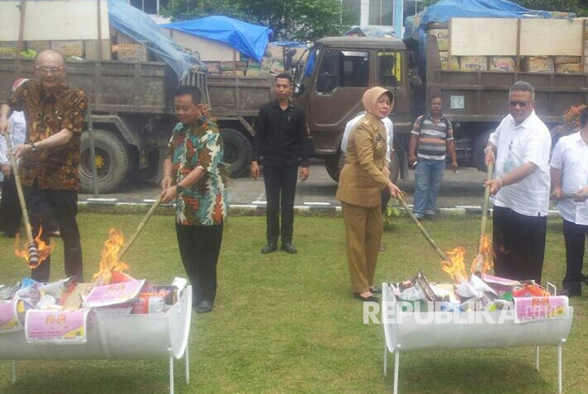 BBPOM Medan memusnahkan ratusan ribu kemasan obat, makanan dan kosmetik ilegal, Selasa (23/5). Nilai produk yang dimusnahkan tersebut mencapai Rp3,8 miliar.