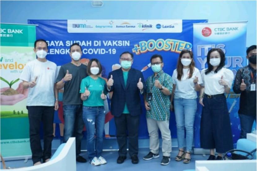 Bank CTBC Indonesia bersama Kimia Farma melakukan vaskinasi booster di Jakarta.