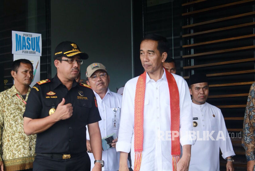 President Joko Widodo accompanied by Director General of Customs and Excise Heru Pambudi (left) after inaugurating the Aruk's integrated state cross-border (PLBN) in Sambas, West Kalimantan on Friday (March 17).