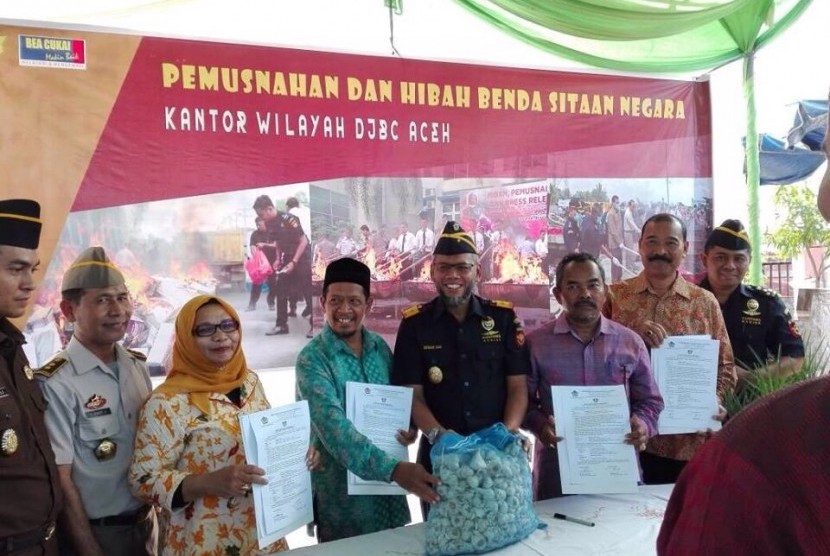 Bea Cukai Aceh hibahkan bawang sitaan