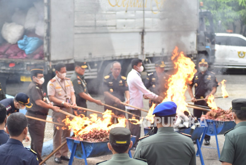 Bea Cukai Aceh memusnahkan ribuan karung bawang merah ilegal dan pakaian bekas pada Kamis (13/03). 