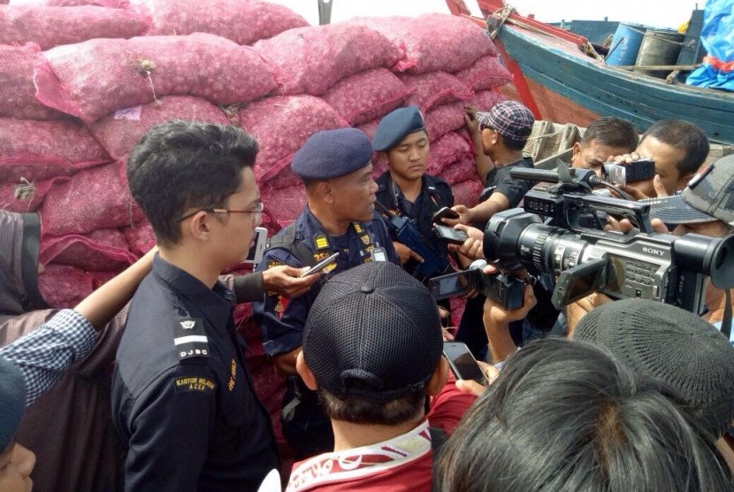 Bea Cukai Aceh mengamankan 30 ton bawang ilegal.
