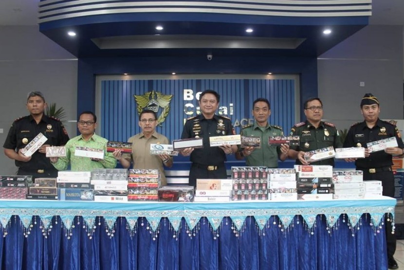 Bea Cukai Aceh menunjukkan rokok ilegal hasil Operasi Gempur.