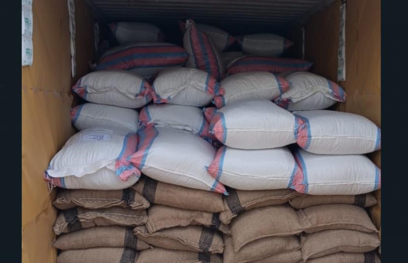  Bea Cukai Ambon layani ekspor 8,55 ton nutmeg (pala) milik PT Kamboti Rempah Maluku ke Belanda, pada Selasa (21/5/2024).