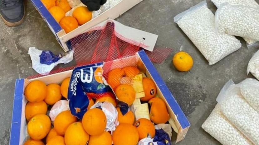 Bea Cukai Arab Saudi telah menggagalkan upaya penyelundupan lebih dari 4,5 juta pil amfetamin yang disembunyikan dalam jeruk yang masuk melalui pelabuhan di Jeddah. Pil ini secara lokal juga dikenal sebagai captagon.