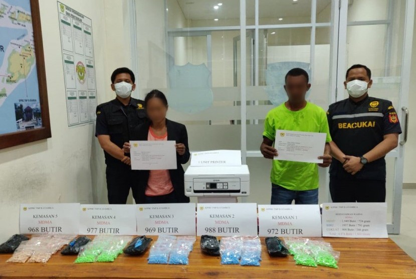 Bea Cukai Atambua menangkap dua orang warga negara asing asal Timor Leste yang menyelundupkan ekstasi.