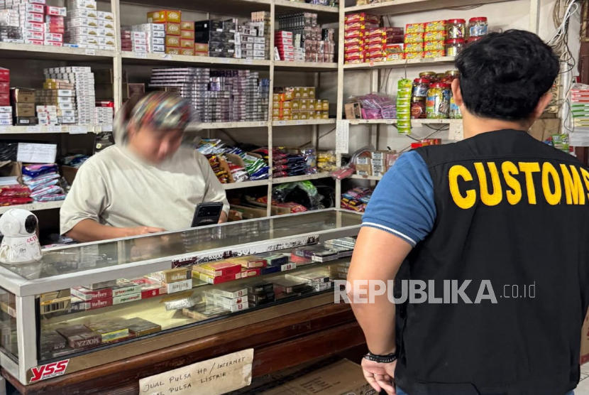 Bea Cukai Atambua mengamankan sekitar 8.000 batang rokok ilegal dalam operasi pasar di Kabupaten Belu, awal Mei 2025. Bea Cukai pun aktif memberikan edukasi kepada masyarakat guna menekan peredaran rokok ilegal.