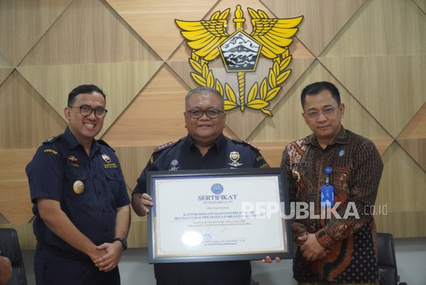 Bea Cukai Balikpapan menerima penghargaan dari Badan Narkotika Nasional Kota (BNNK) Balikpapan.