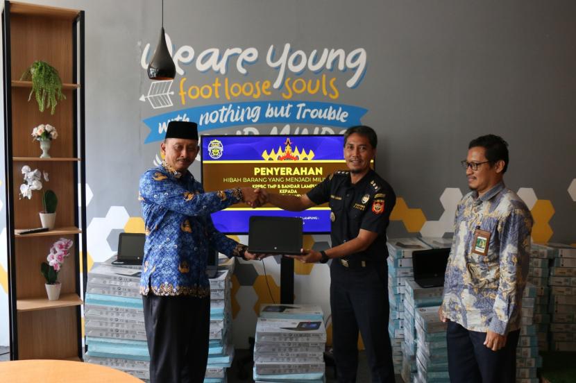 Bea Cukai Bandar Lampung melakukan hibah BMN hasil penindakan kepabeanan dan cukai berupa laptop ke dua sekolah di wilayah Bandar Lampung. 
