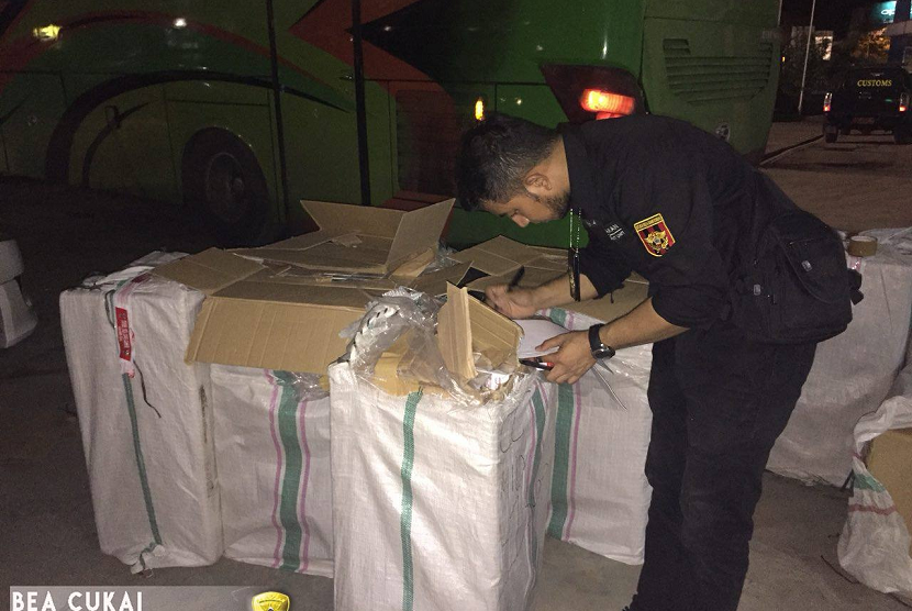 Bea Cukai Bandar Lampung menggalkan pengangkutan rokok ilegal menggunakan bus penumpang.