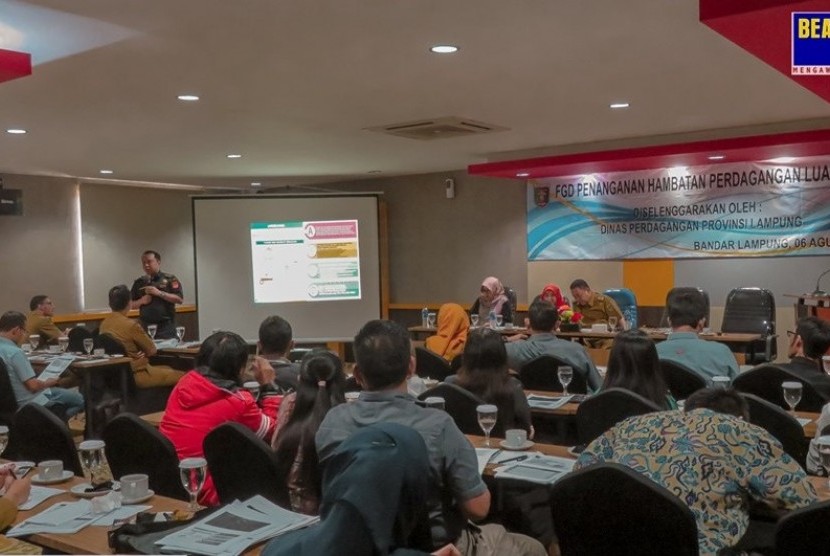 Bea Cukai Bandar Lampung menjadi narasumber focus group discussion Penanganan Hambatan Perdagangan Luar Negeri Tahun 2019 yang diselenggarakan Dinas Perdagangan Provinsi Lampung, Selasa (6/8). 