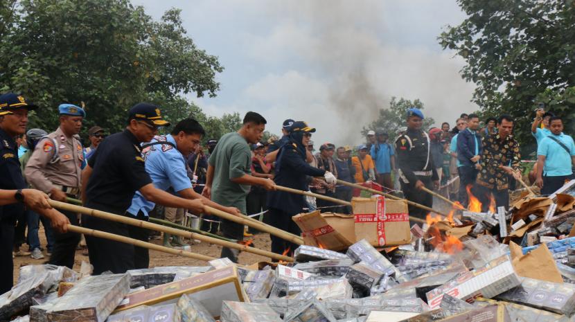 Bea Cukai Bandar Lampung musnahkan 40 juta batang hasil tembakau ilegal.