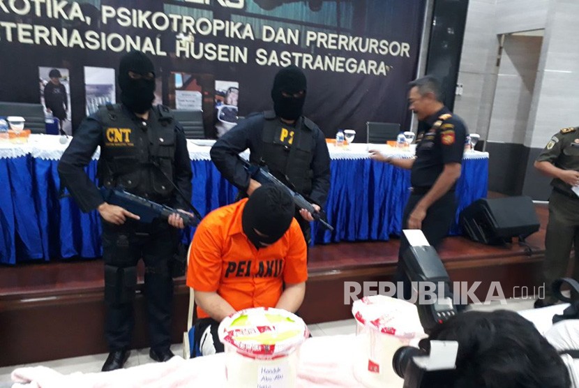 Bea Cukai Bandara Husein Sastranegara berhasil menggaagalkan penyeludupan narkotika jenis ketamine sebanyak 1.970 gram atau senilai Rp 4 miliar.