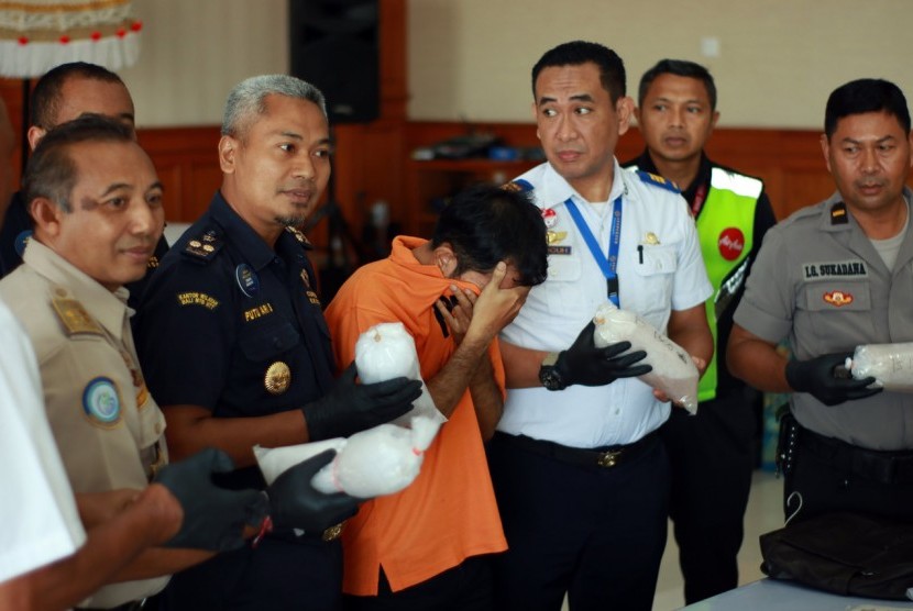 Bea Cukai Bandara I Gusti Ngurah Rai berhasil menggagalkan upaya percobaan penyelundupan ekspor baby lobster, sekaligus meringkus seorang WNI asal Meral di area apron nomor B36, Bandara International tersebut pada hari Senin (24/02). 