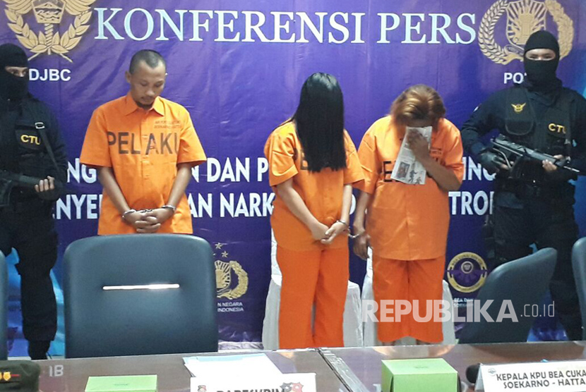 Bea Cukai Bandara Soekarno Hatta bersama Bareskrim Polri menggelar Konferensi Pers terkait penggagalan penyelundupan narkoba, di Aula Kantor Pelayanan Umum Bea Cukai, Kamis (3/8). 