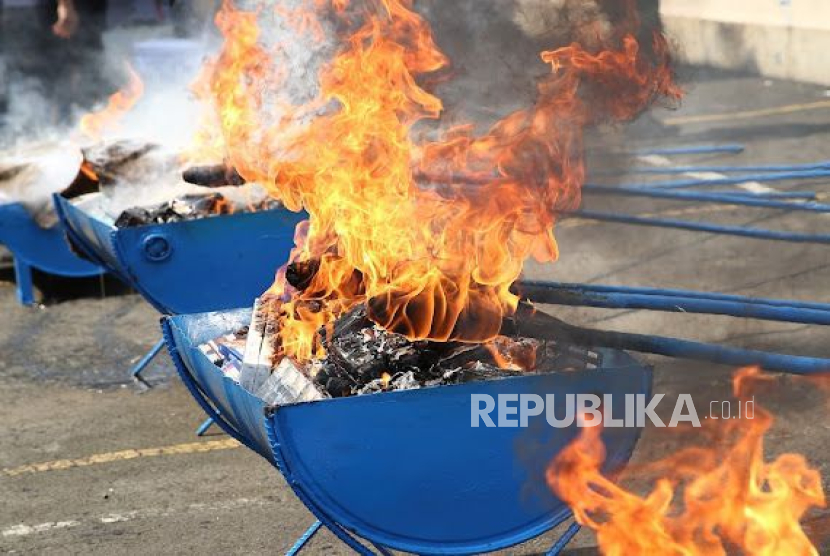 Bea Cukai Banjarmasin musnahkan barang kena cukai (BKC) ilegal berupa rokok dan minuman mengandung etil alkohol (MMEA/miras), pada Kamis (12/12/2024). 