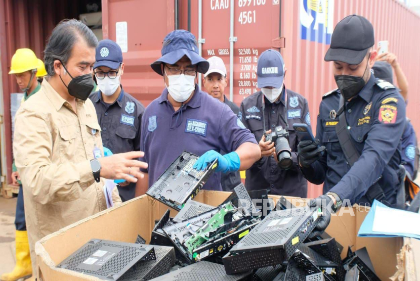 Bea Cukai Batam dan LHK Gagalkan Pemasukan 18 Kontainer Diduga Berisi Limbah B3