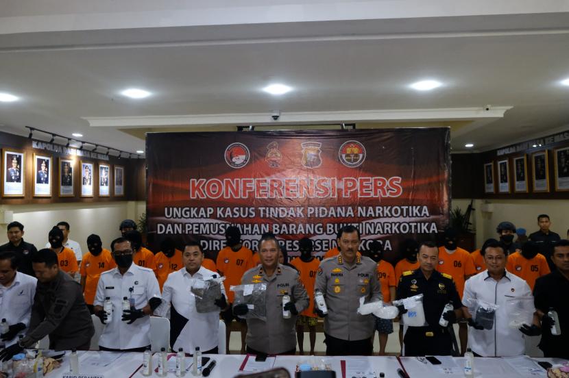 Bea Cukai Batam dan Kepolisian Daerah Kepulauan Riau (Polda Kepri) menggagalkan upaya penyelundupan narkotika jenis methamphetamine atau sabu-sabu di Bandara Hang Nadim Batam.