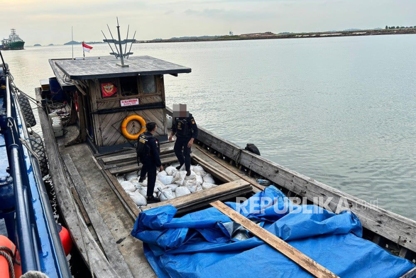 Bea Cukai Batam Gagalkan Penyelundupan 20 Ton Pasir Timah di Perairan Natuna