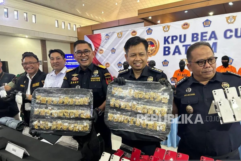 Bea Cukai Batam menggagalkan tiga upaya penyelundupan narkotika, perhiasan emas, dan ratusan unit handphone bekas.