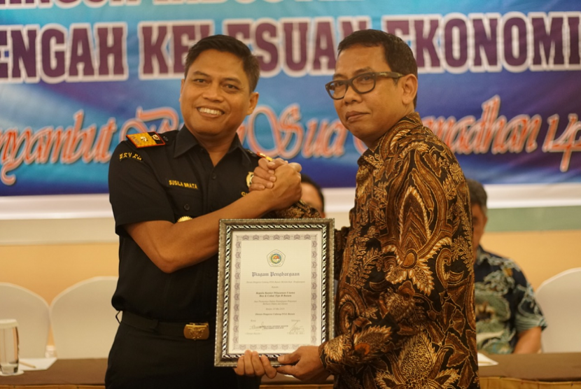 Bea Cukai Batam raih penghargaan Indonesian National Shipowners Association (INSA).
