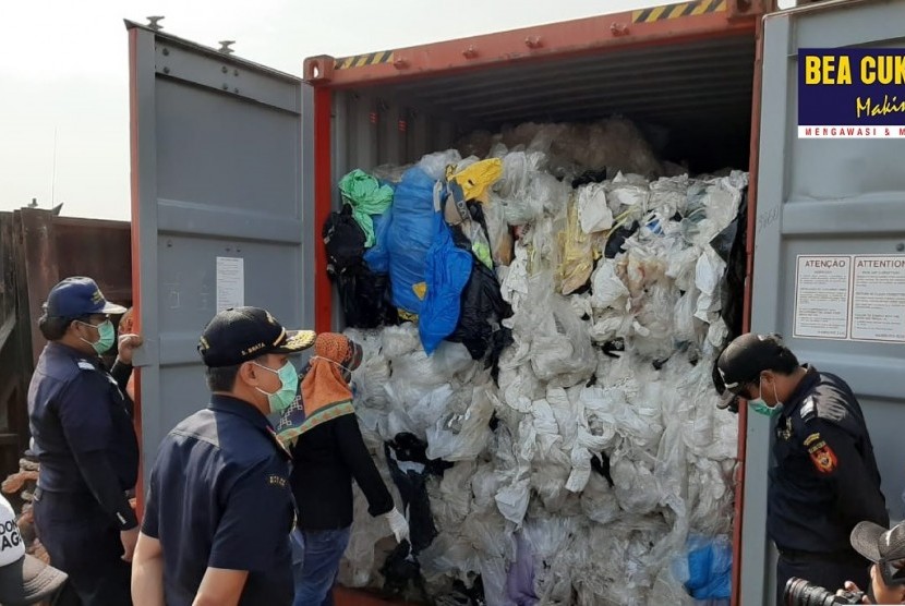 Bea Cukai Batam, Selasa (30/7), mengekspor kembali (re-ekspor) tujuh kontainer ke negara asalnya melalui Pelabuhan Batu Ampar. 