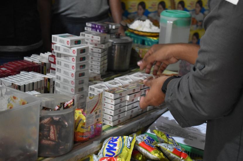 Bea Cukai Bekasi dan Bea Cukai Pekanbaru menjalankan pengawasan terhadap rokok ilegal lewat kegiatan operasi pasar sebagai bagian dari Operasi Gempur Rokok Ilegal.