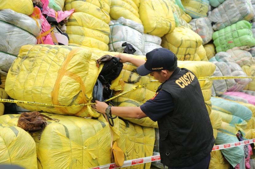 Bea Cukai bekerja sama dengan Badan Reserse Kriminal Kepolisian Republik Indonesia (Bareskrim Polri) menyita 7.363 bal pakaian bekas (balepress) asal impor senilai lebih dari 80 miliar rupiah di wilayah Jabodetabek.