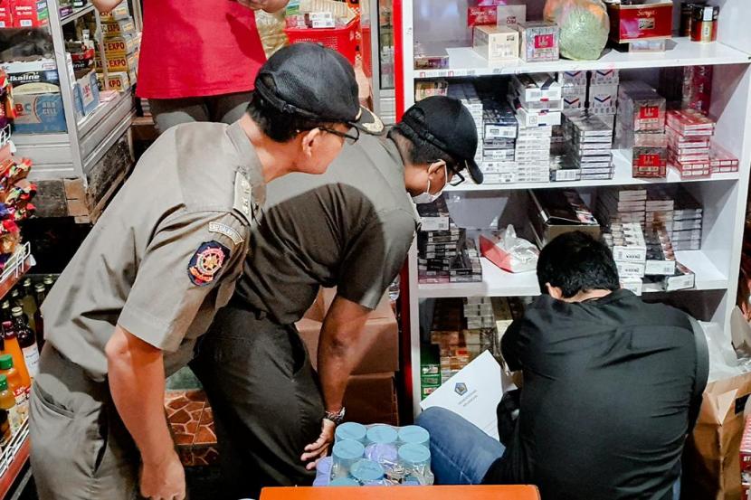 Bea Cukai bekerja sama dengan Satpol PP kembali menggelar Operasi Gempur Rokok Ilegal sekaligus melakukan edukasi terkait rokok ilegal di beberapa wilayah.