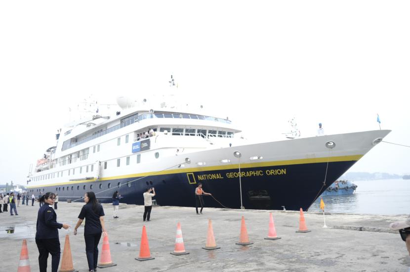 Bea Cukai Belawan Pastikan Layanan Prima Sambut Kedatangan MV National Geographic Orion.