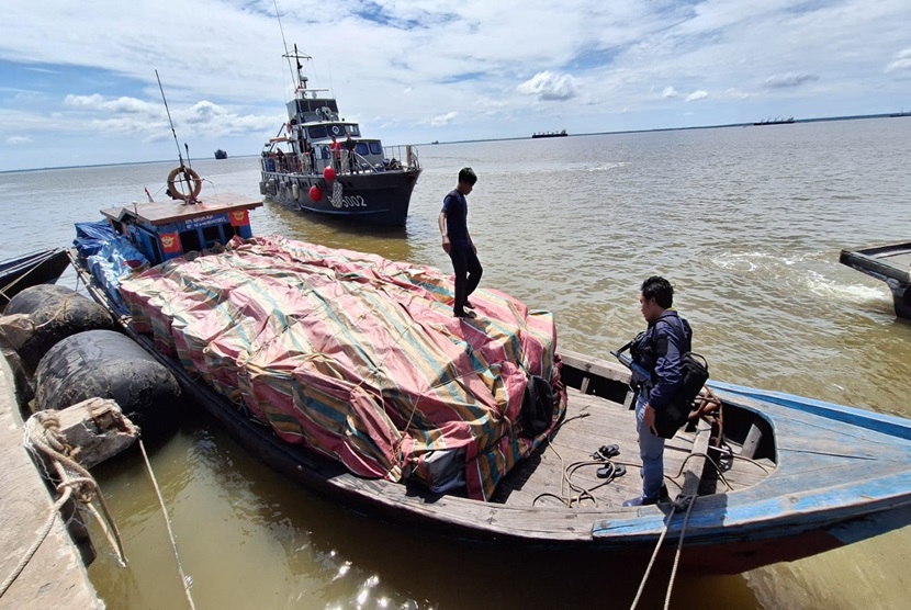 Bea Cukai Bengkalis gagalkan upaya penyelundupan 28 ton mangga dan bawang merah ilegal di perairan Sungai Kembung, Kecamatan Bantan, Kabupaten Bengkalis, pada Jumat (24/05). Diketahui barang selundupan tersebut bernilai Rp 1.050.274.412.